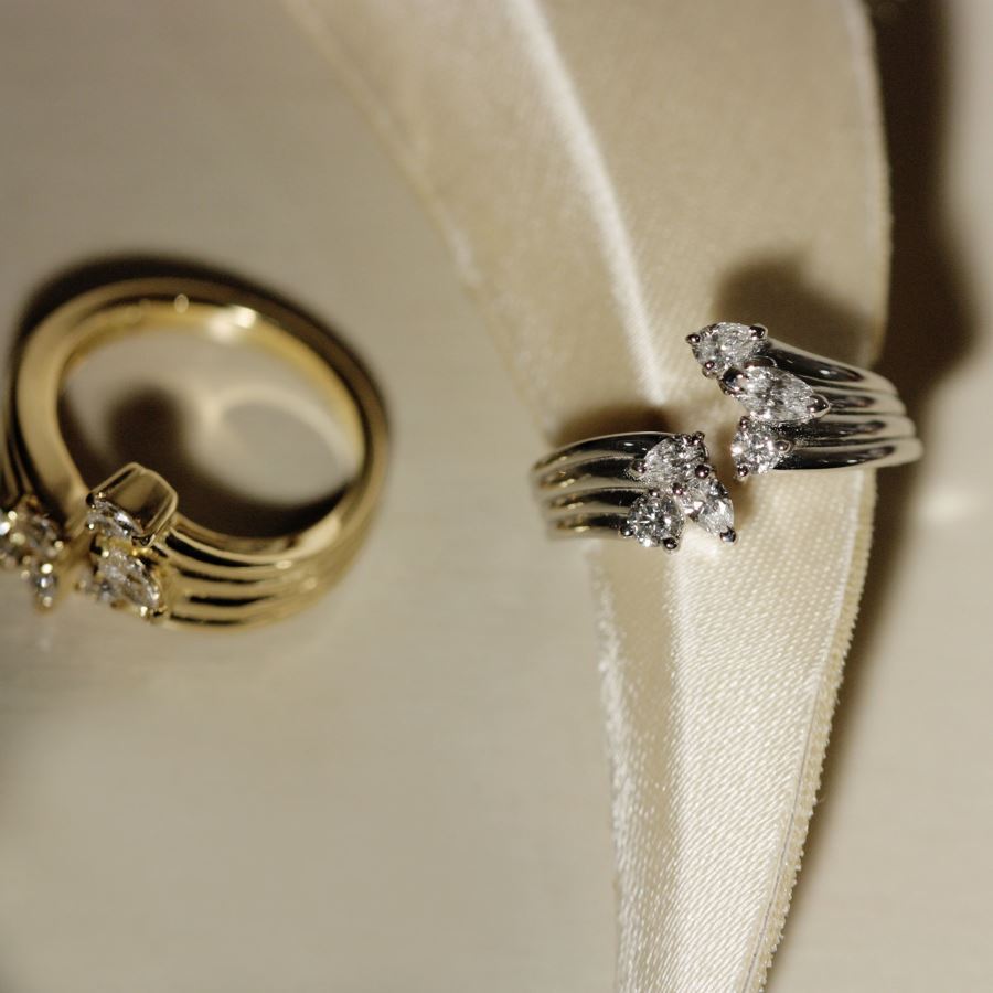 Anello contrariè 'Reverso' in oro giallo e diamanti REVERSO | AN CONTRAU18G CT 0,63